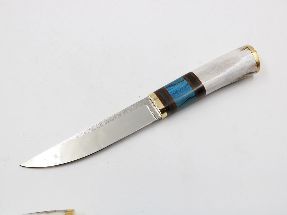 Nahaufnahme der Klinge des Blauhirsch Messers aus N690 Stahl mit 60 HRC