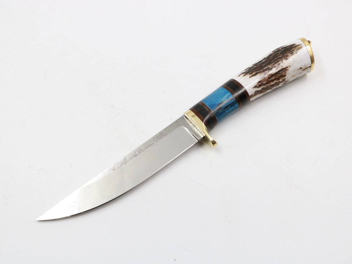 Blauhirsch Messer in geöffneter Lederscheide auf Felsoberfläche