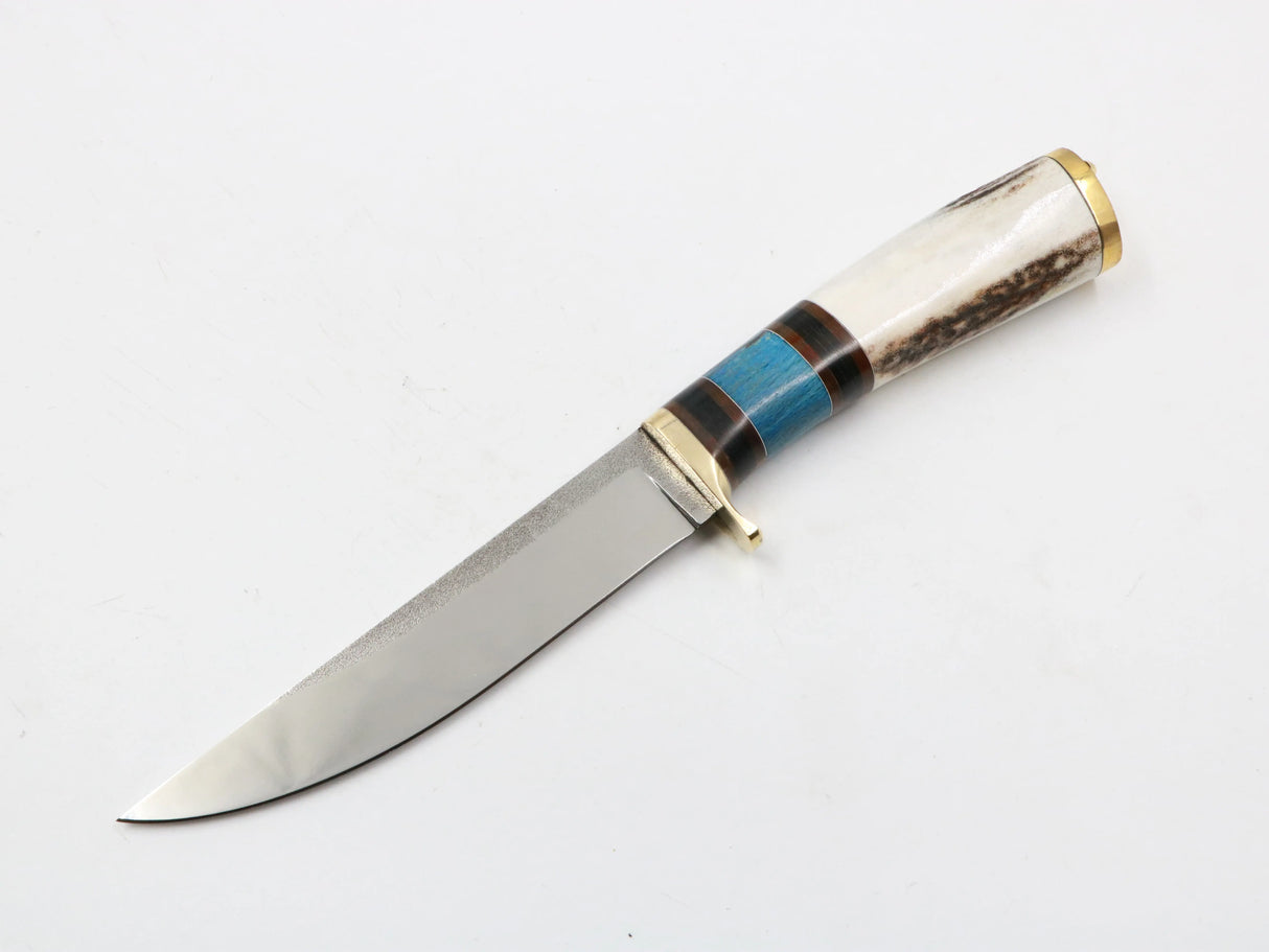 Detailansicht: Logo und Stahlangabe auf der Klinge des Blauhirsch