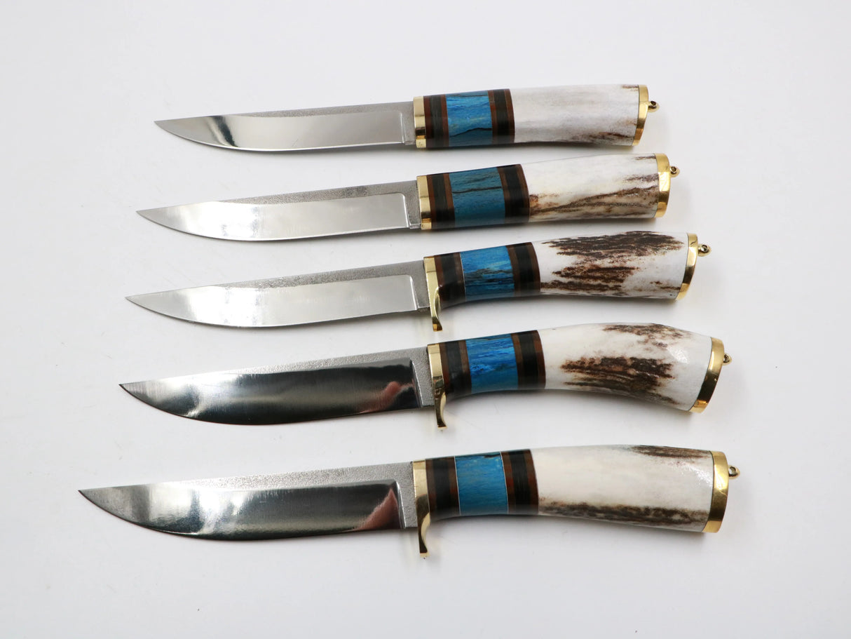 Blauhirsch Messer mit Griff aus Hirschhorn und stabilisiertem Holz auf Holztisch