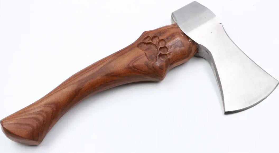 Campaxt Bear Paw Axt aus CK75 Stahl mit Holzgriff – aufgenommen in neutraler Fotobox