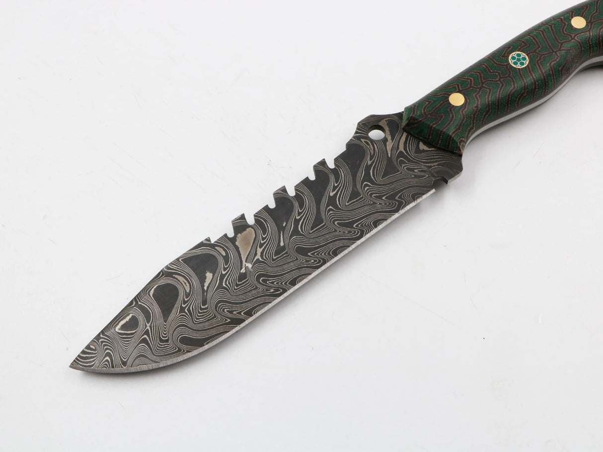 Klinge aus Damaszenerstahl mit charakteristischem Muster, frontal fotografiert