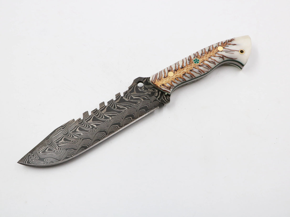 Epoxidharzgriff mit Fichtenzapfen, Seitenansicht auf weißem Hintergrund