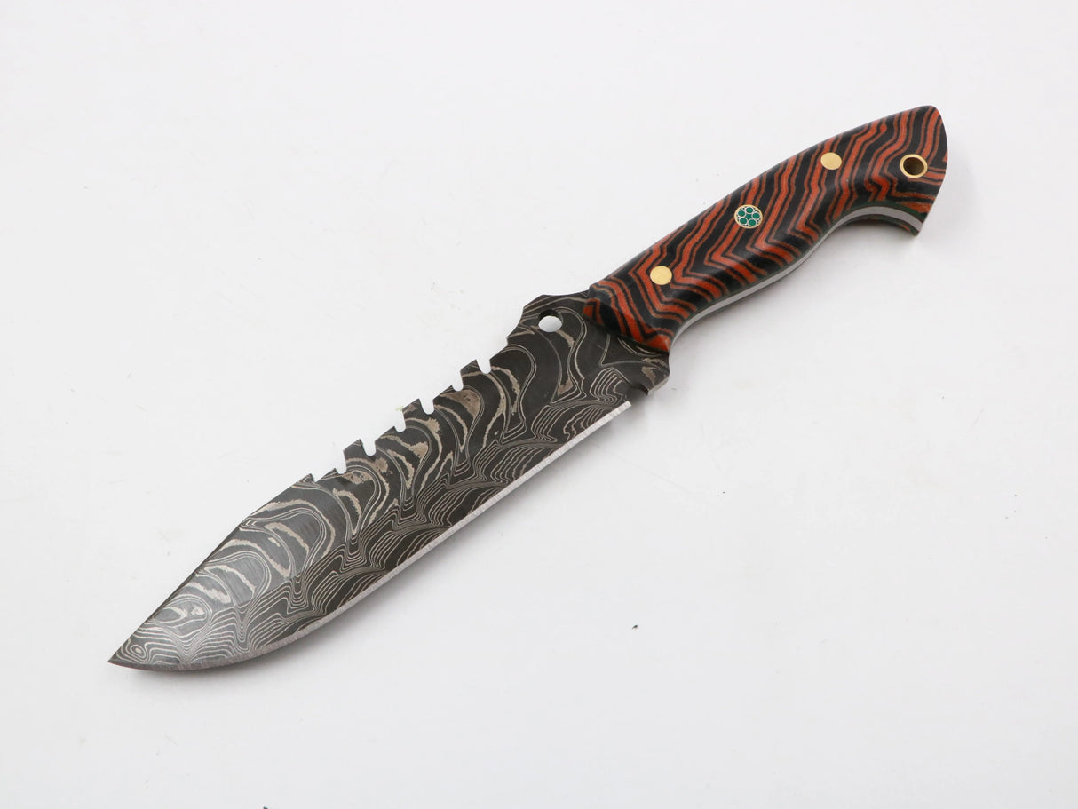 Klinge aus Damaszenerstahl mit charakteristischem Muster, frontal fotografiert