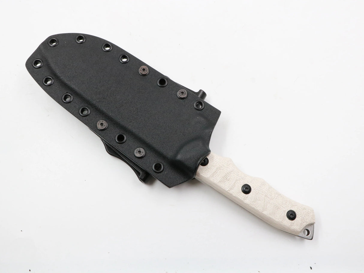 Messerfieber Dog Kydex geriffelt weiss mit kydex in weissem hintergrund