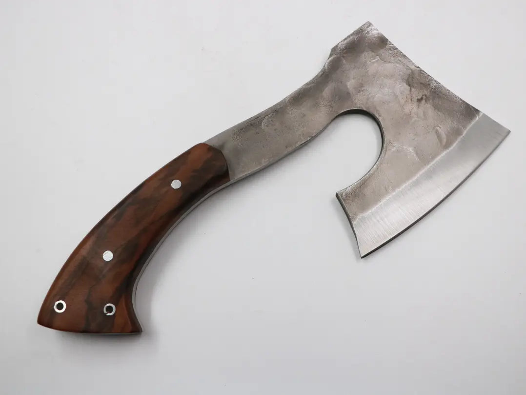 Detailaufnahme der Golden Axt – robustes Axtblatt aus Kohlestoffstahl mit elegantem Walnussholzgriff.