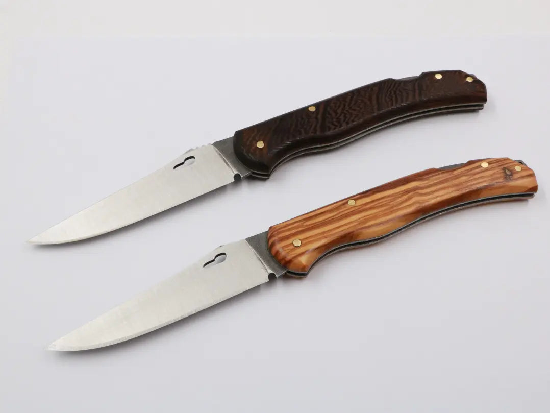 Messerfieber Großes Anglerfreunde mit Olivenholzgriff – Klappwerkzeug freigestellt auf weißem Hintergrund