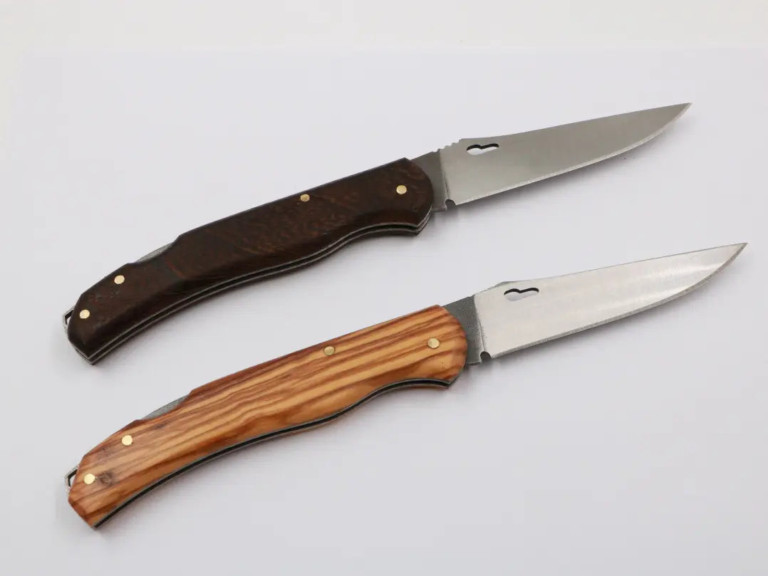 Detailaufnahme der 105 mm langen Edelstahlklinge aus 1.4116 Krupp-Stahl – robustes Taschenwerkzeug