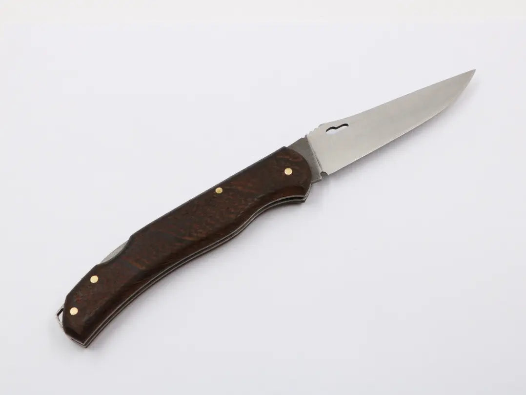 Kompaktes Outdoor-Werkzeug mit Edelstahlklinge und Holzgriff – Klappmesser in geschlossener Position