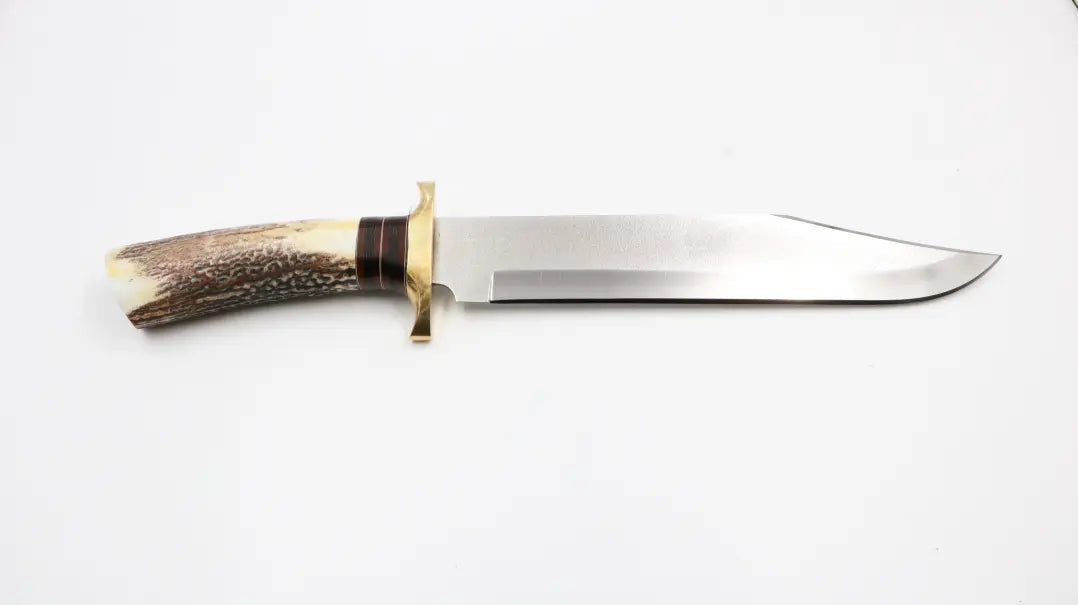 Strukturierter Hirschhorngriff des Old Deer Werkzeugs, zeigt Maserung und Passform.