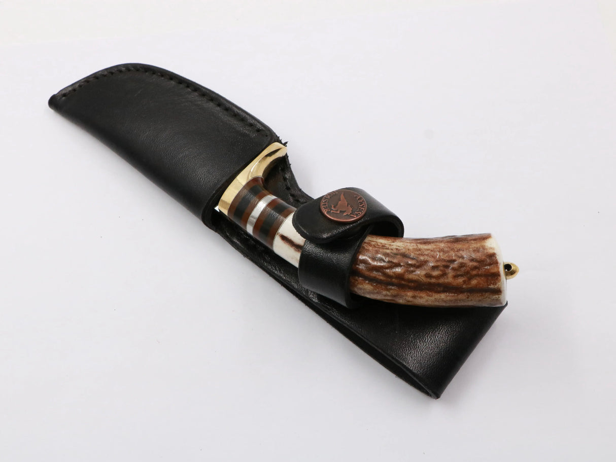 Hirschkralle Schneidwerkzeug – Draufsicht mit Lederscheide