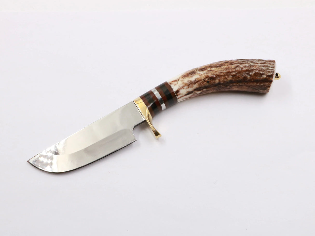 Hirschkralle Messer mit Hirschhorngriff und rostfreier Klinge auf weißem Hintergrund