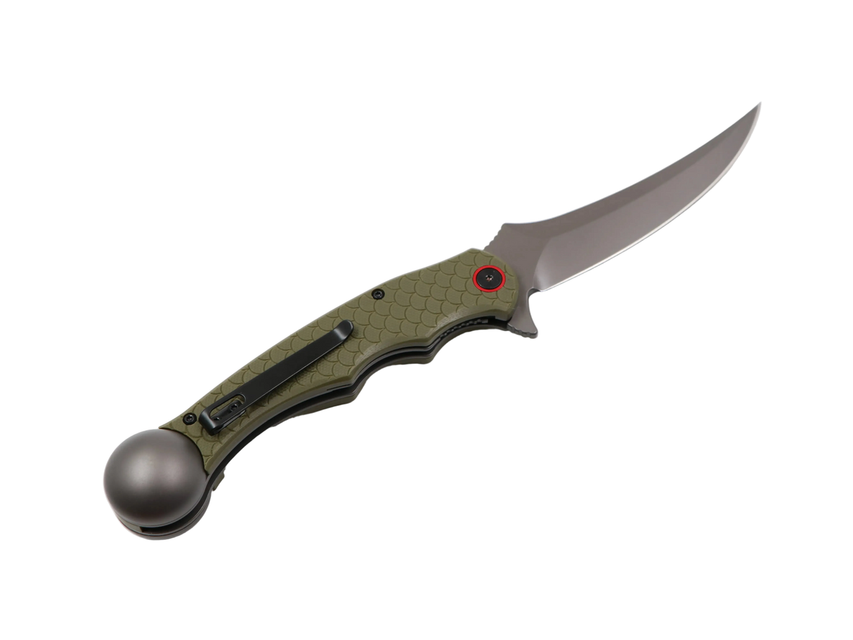 Ironroots Olive Angler-Taschenmesser – offene Klinge, Olivgriff, Fischbetäuber integriert, Studioaufnahme auf weiß