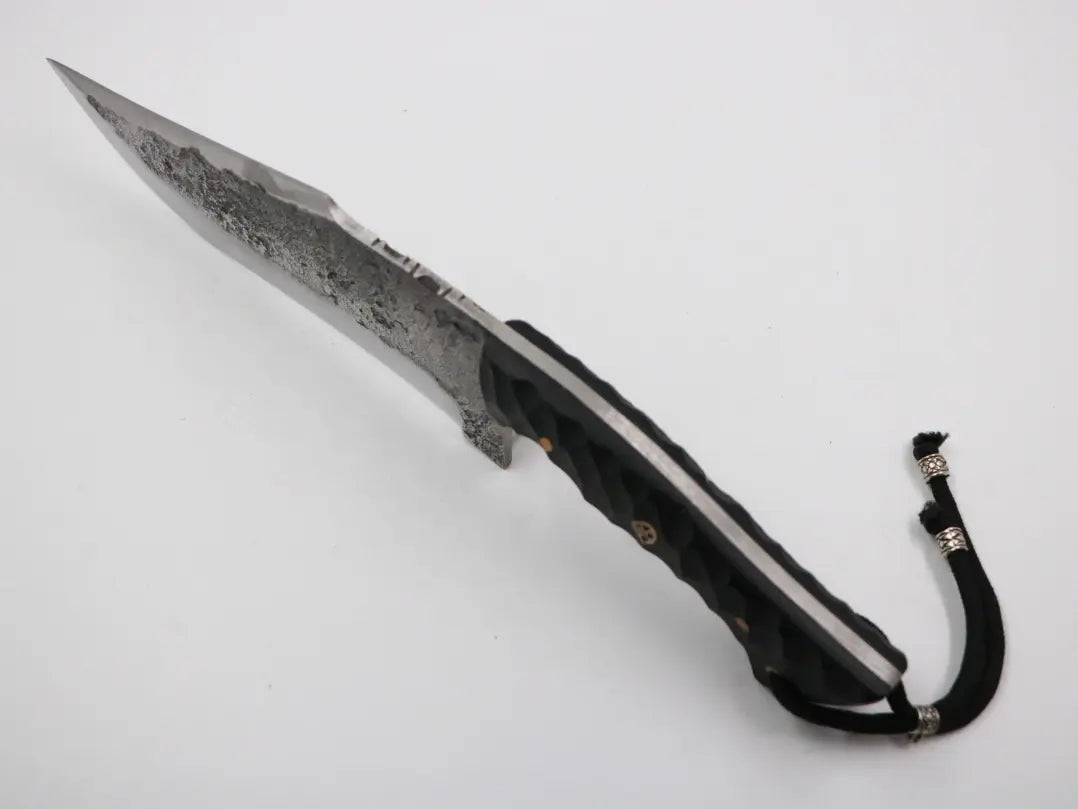 Detailaufnahme des ergonomischen Griffs aus T10-Kunststoff des Kambur Werkzeugs, auf weißem Hintergrund aufgenommen.