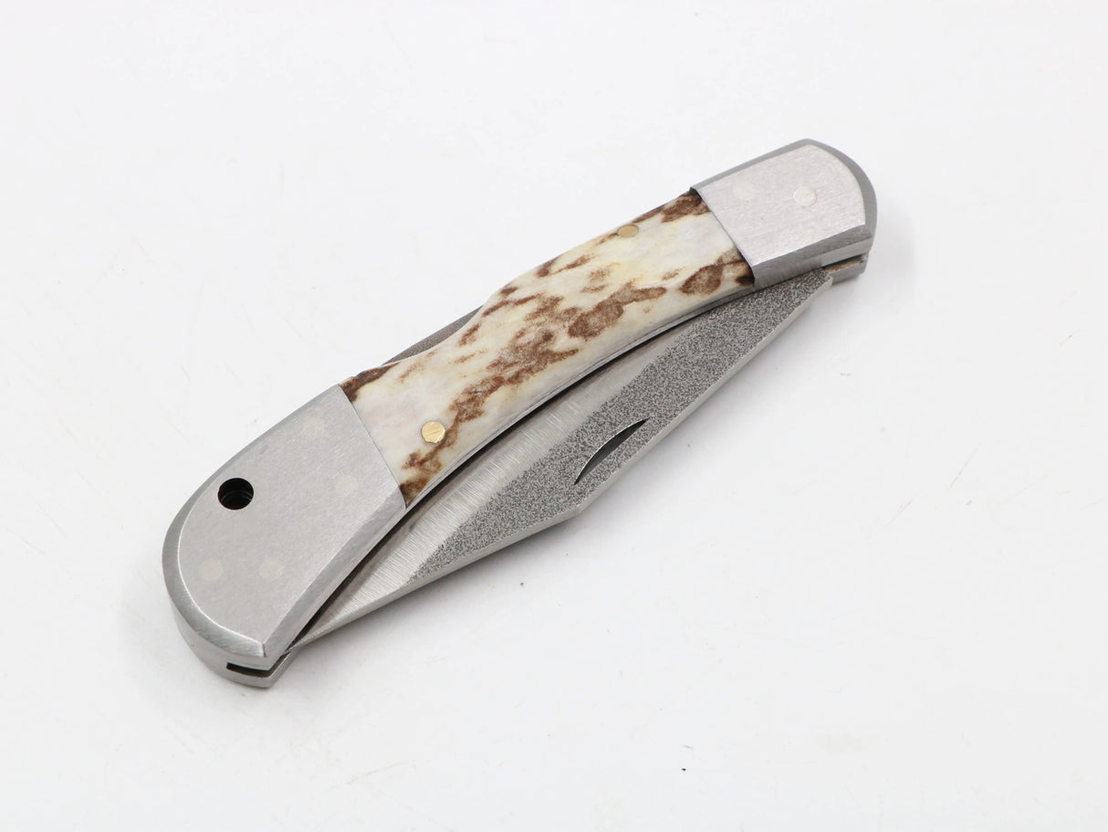 Seitenansicht des Hirschhorngriffes – natürliche Form und Maserung auf neutralem Hintergrund