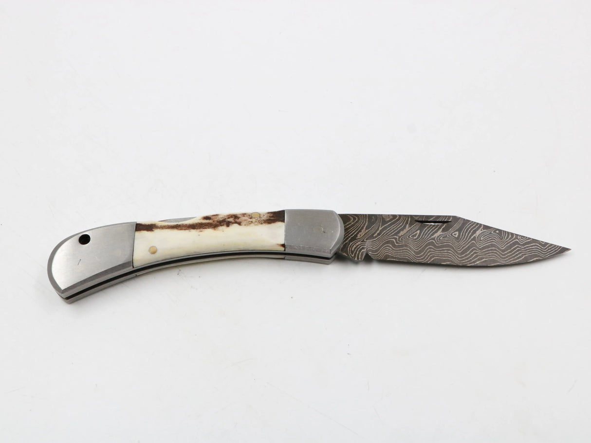 Nahaufnahme der Damastklinge mit feiner Maserung und 160 Lagen