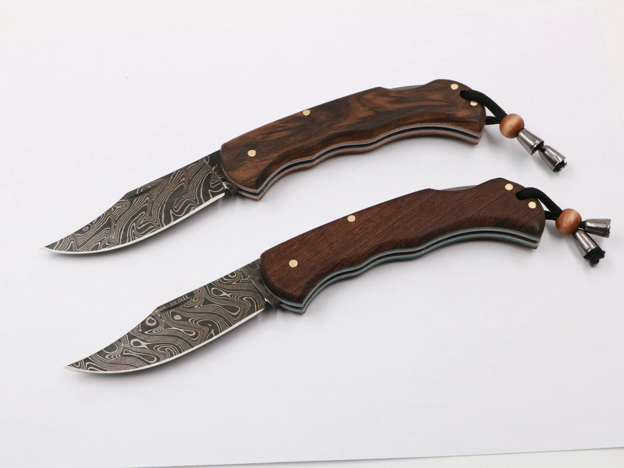 Taschenmesser Messerfieber Naturrausch mit geöffneter Damastklinge – Produktfoto in Fotobox