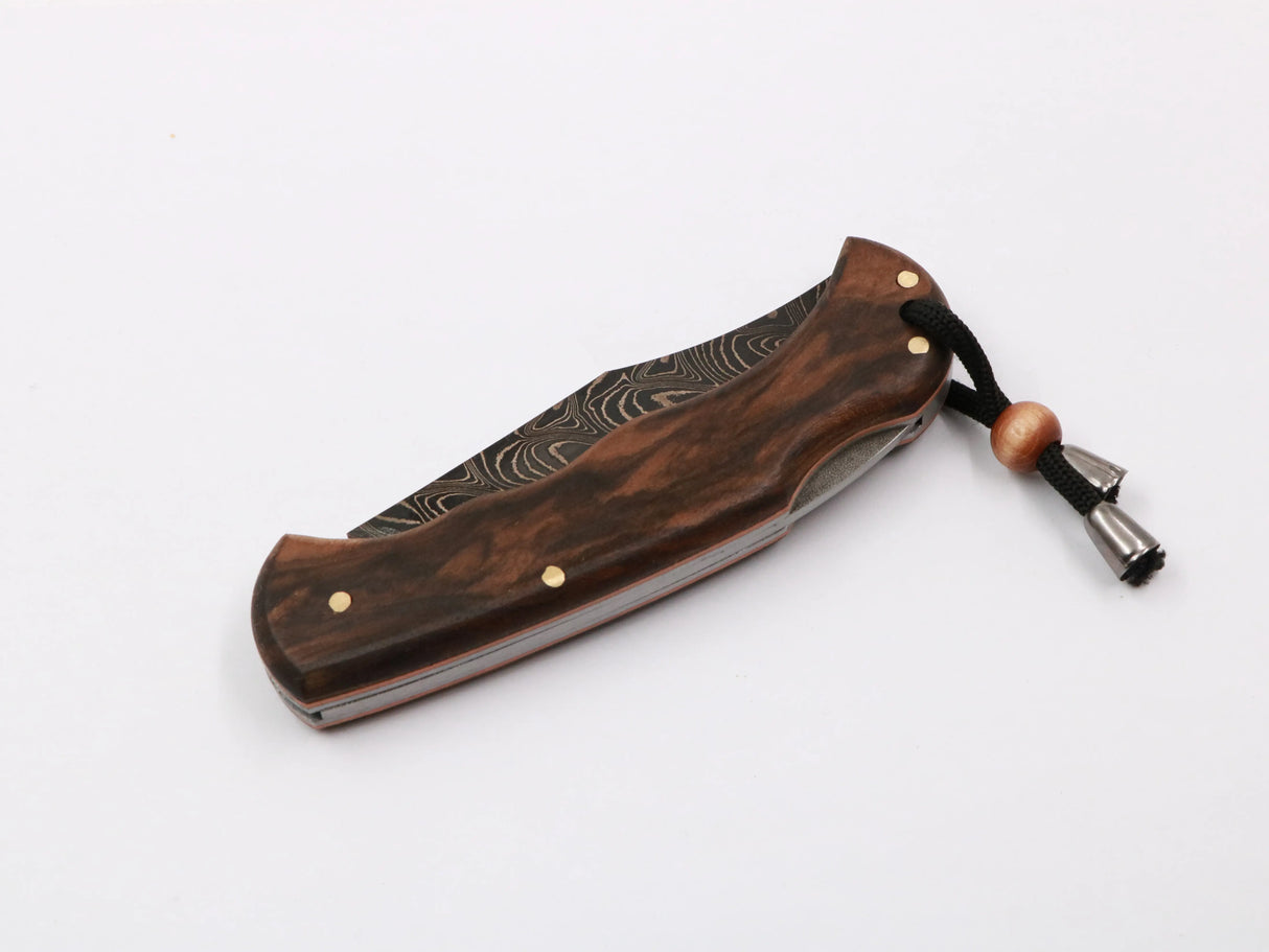 Detailaufnahme des Holzgriffs vom Messerfieber Naturrausch aus Walnuss zugeklappt