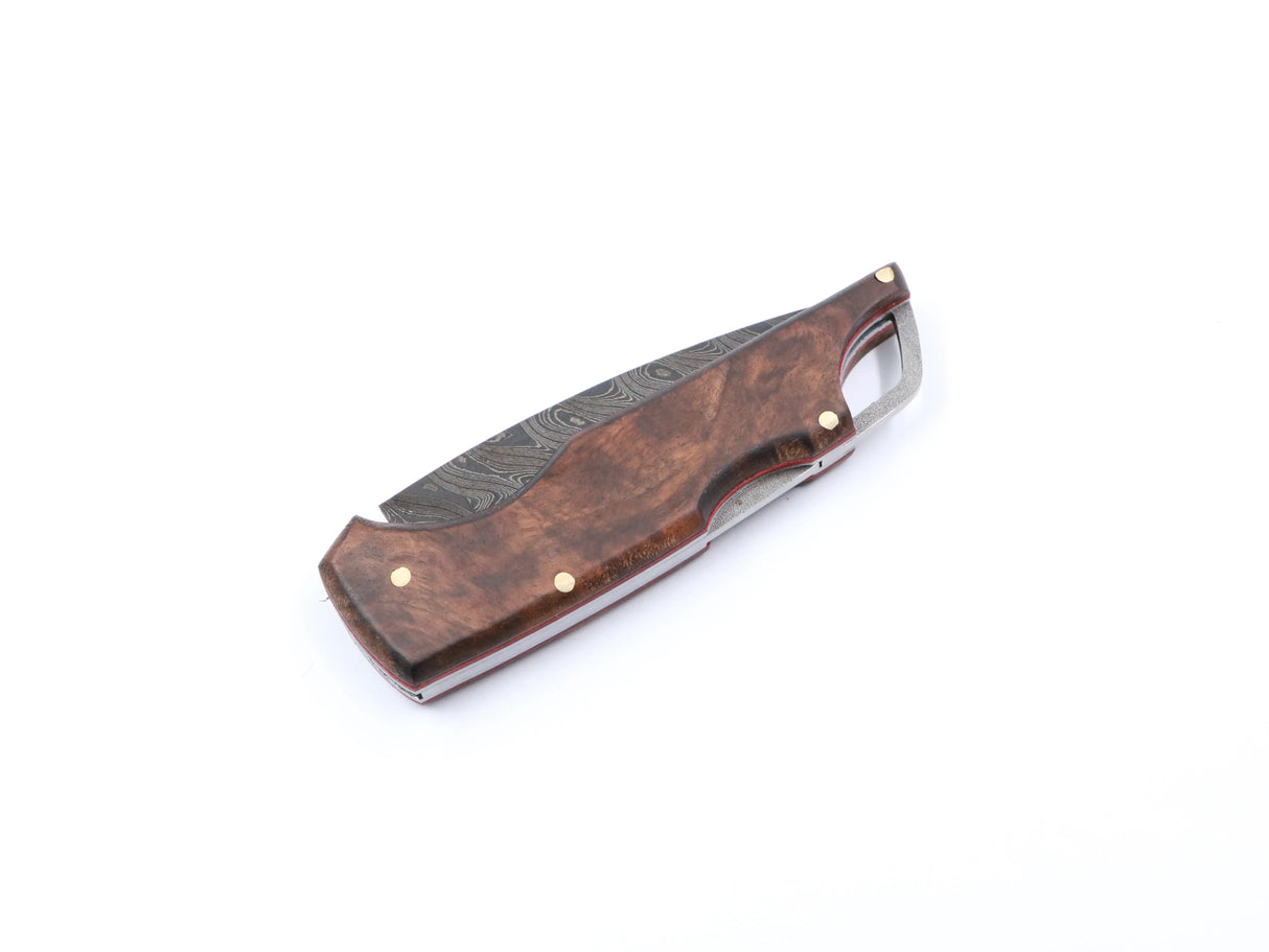 Messerfieber Waldflamme Walnuss geschlossen dargestellt – edle Kombination aus Damaststahl und Naturholzgriff