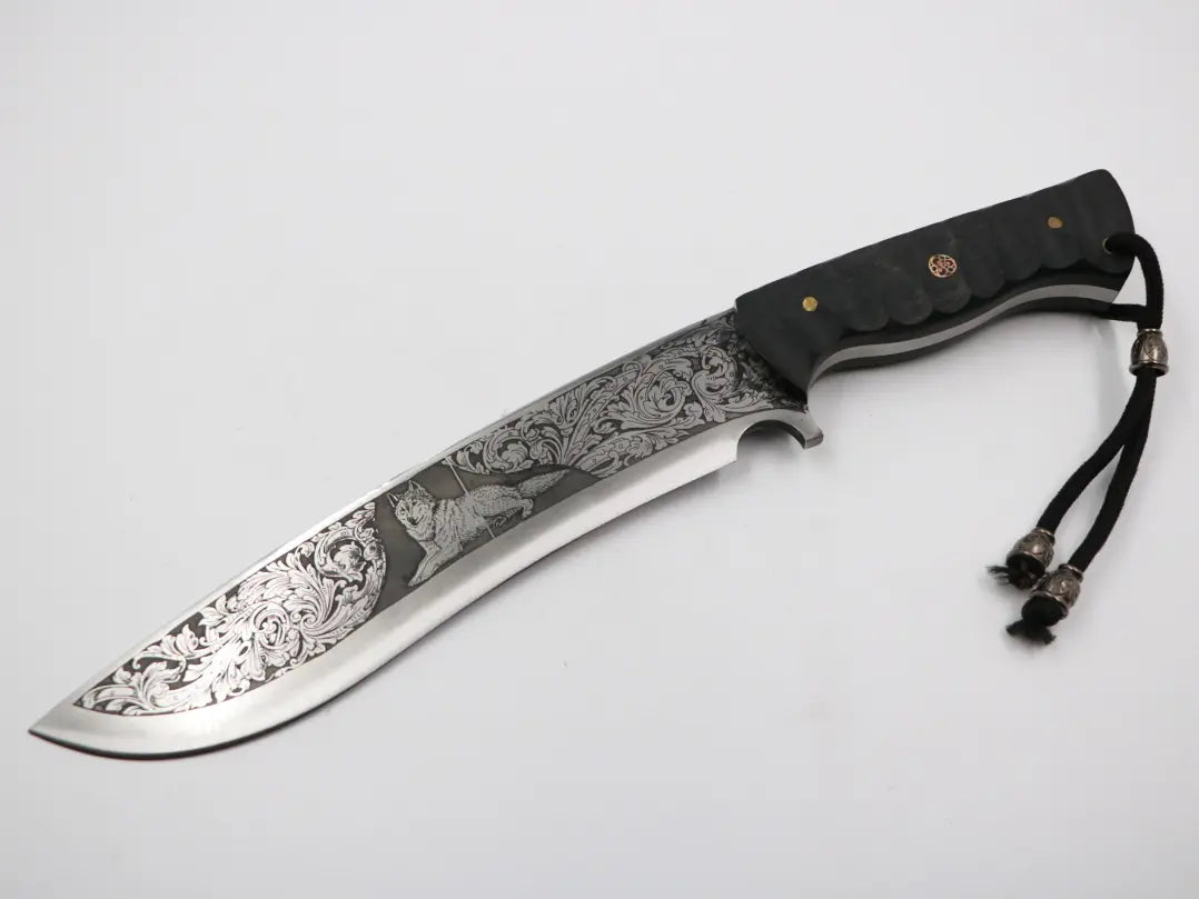 Messerfieber Black Wolf mit Gravur auf der Klinge – Freisteller auf weißem Hintergrund