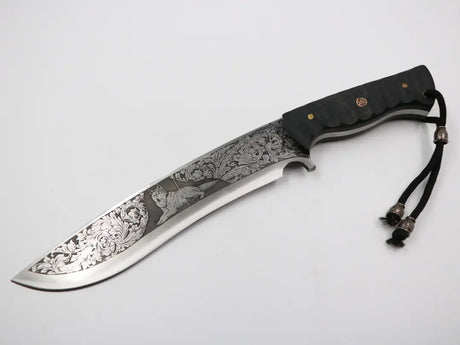 Messerfieber Black Wolf mit Gravur auf der Klinge – Freisteller auf weißem Hintergrund