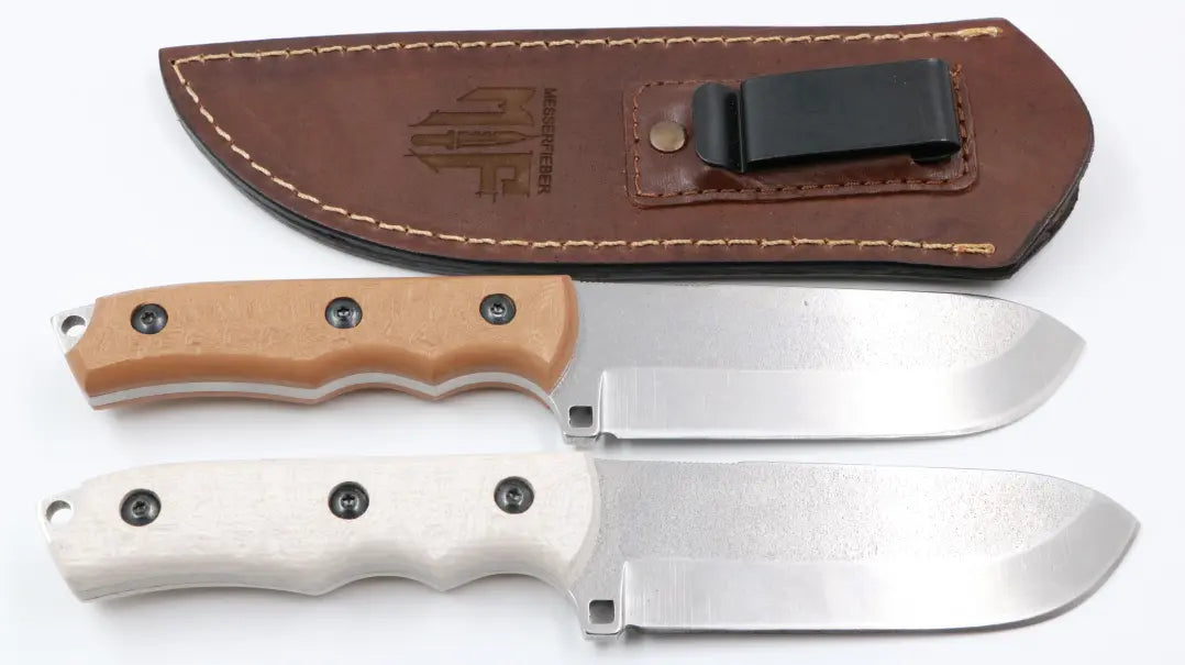 Klinge mit Stonewash-Finish – Nahaufnahme auf weißem Untergrund