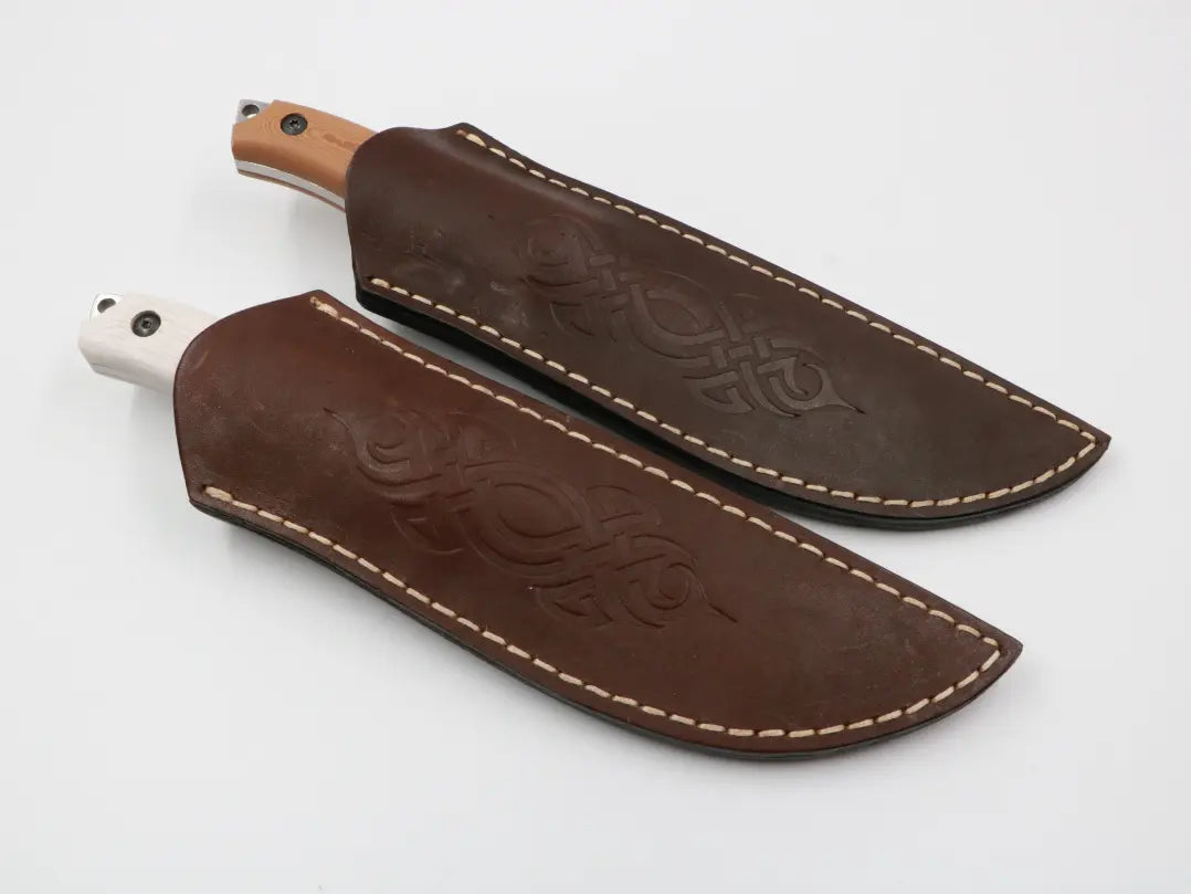 Messer in Lederholster – Zubehör inklusive, auf neutralem Hintergrund