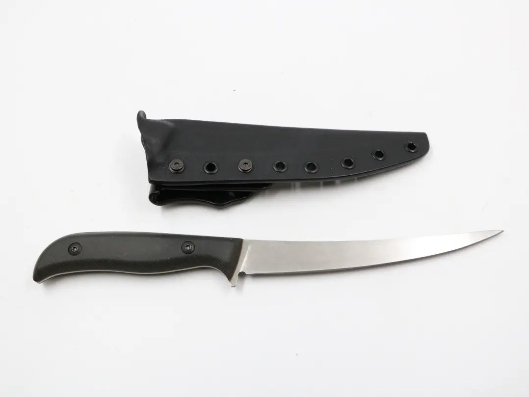 Messerfieber Fillet Knife in der Hand eines Anglers – Perfekt für den Outdoor-Einsatz, das Messer bietet Stabilität und Präzision für professionelle Filetierarbeiten.