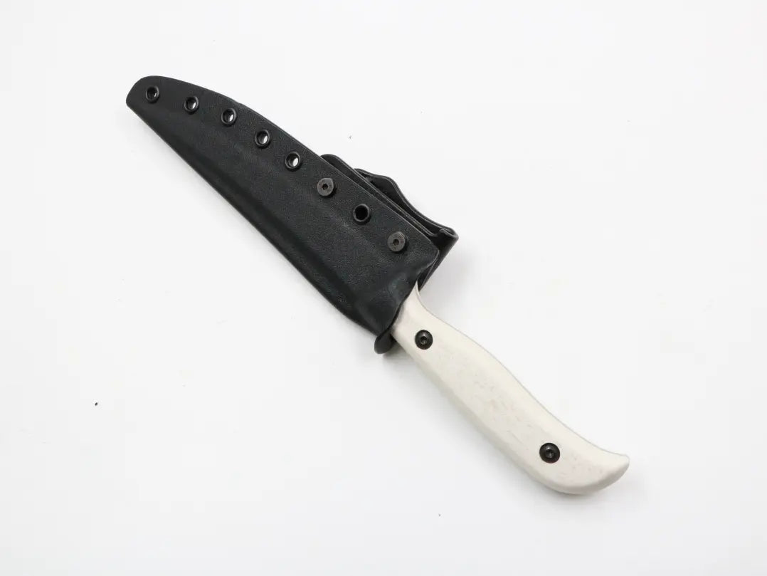 Messerfieber Fillet Knife mit Kydex-Scheide – Das Filetiermesser sicher verstaut in einer robusten und langlebigen Kydex-Scheide für Schutz und einfachen Transport.