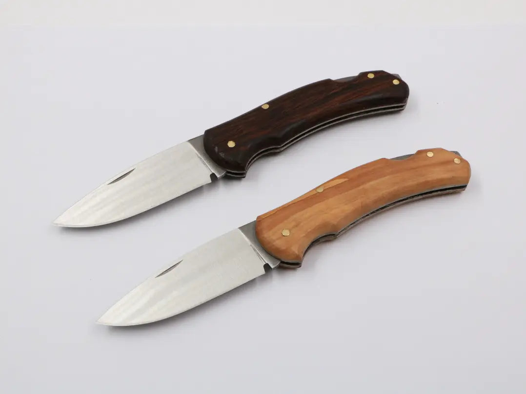 „Zwei MF Little Uiguren Slipjoint-Messer mit Holzgriff – einmal in dunklem, einmal in hellem Holz. Elegante Handarbeit mit klassischer Klinge.“
Wenn du magst, kann ich dir auch einen kurzen SEO-optimierten Produktbeschreibungstext für Shopify schreiben. Sag einfach Bescheid!