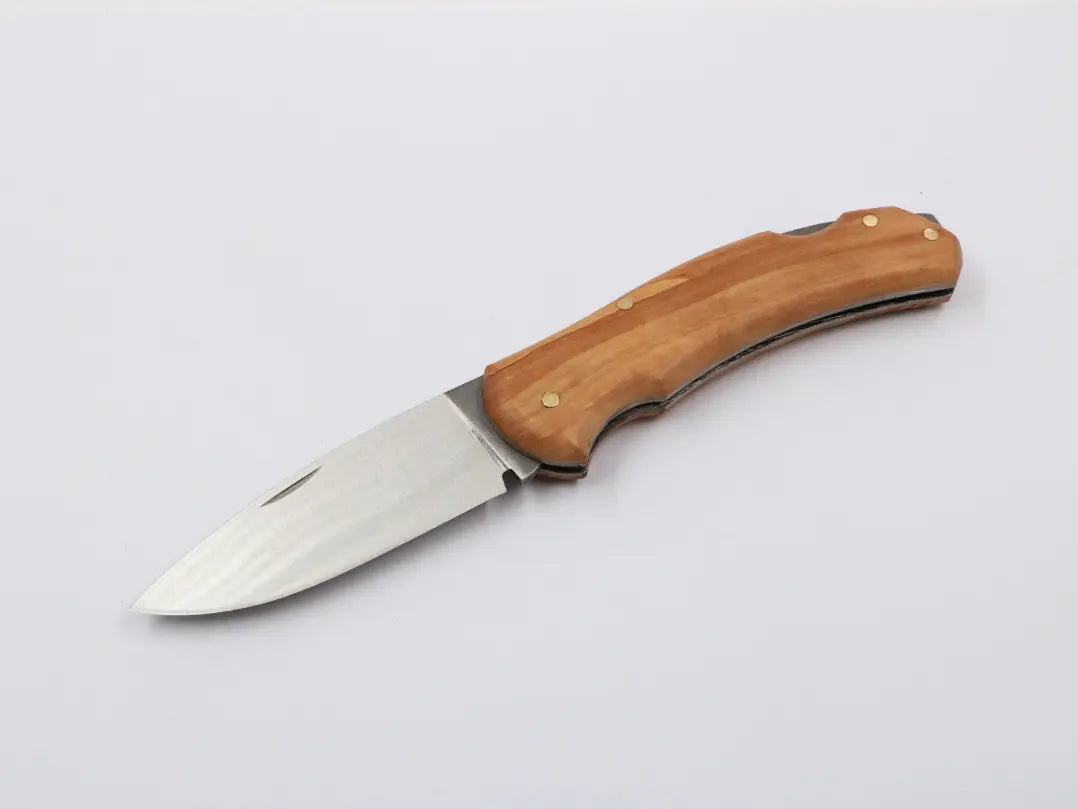 Zwei MF Little Uiguren Slipjoint-Taschenmesser mit Holzgriffen – oben mit dunklem, unten mit hellem Holz. Handgefertigte Taschenmesser mit satinierter Klinge und klassischem Nagelhau.