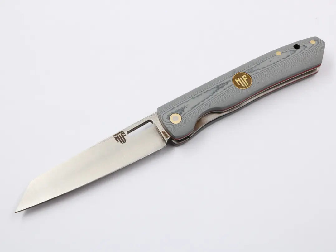 Geöffnete Klinge des Urban Sharp – 95 mm Klinge aus N690-Stahl freigestellt