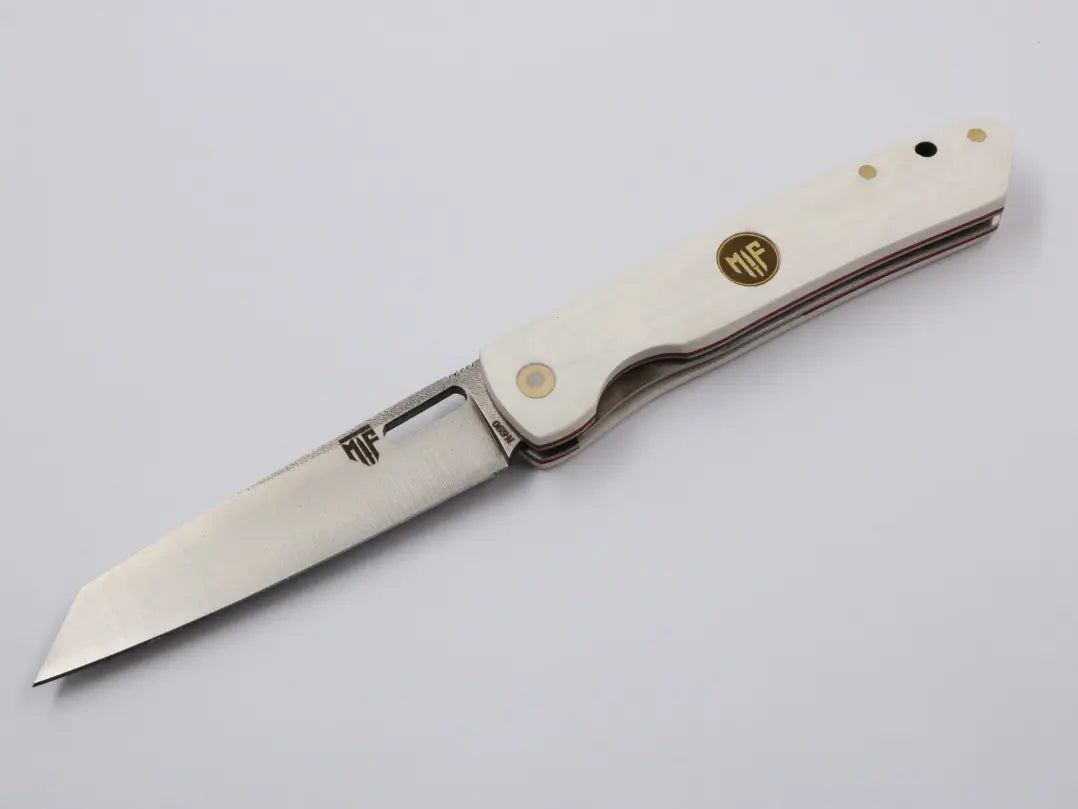 Urban Sharp geöffnet auf weißem Hintergrund – elegante Linienführung