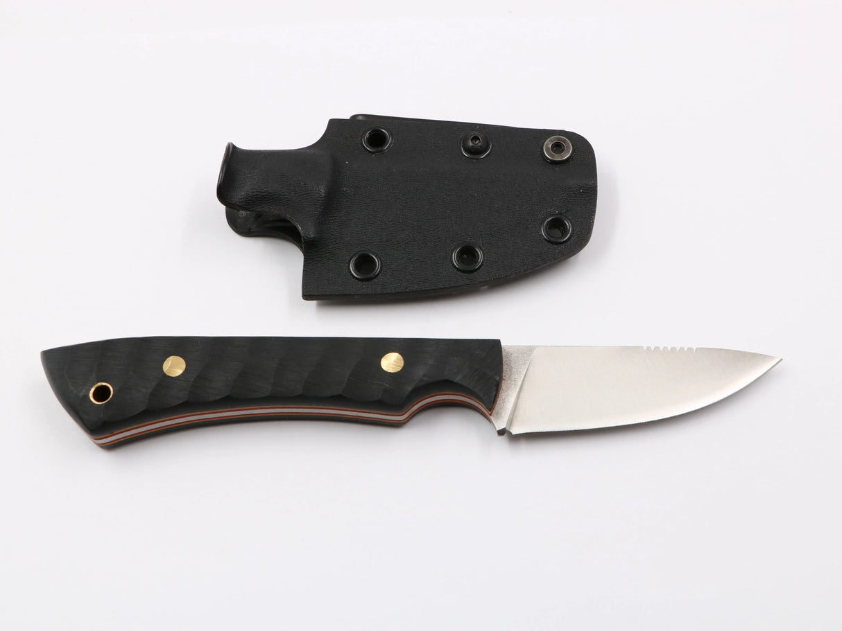 Seitenansicht des Bergspitzla-Messers von Messerfieber mit Kydex-Scheide und ergonomischem Griff in Fotobox