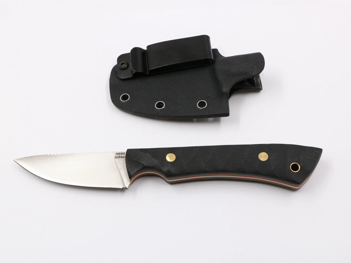 Seitenansicht des Bergspitzla-Messers von Messerfieber mit Kydex-Scheide und ergonomischem Griff in Fotobox links