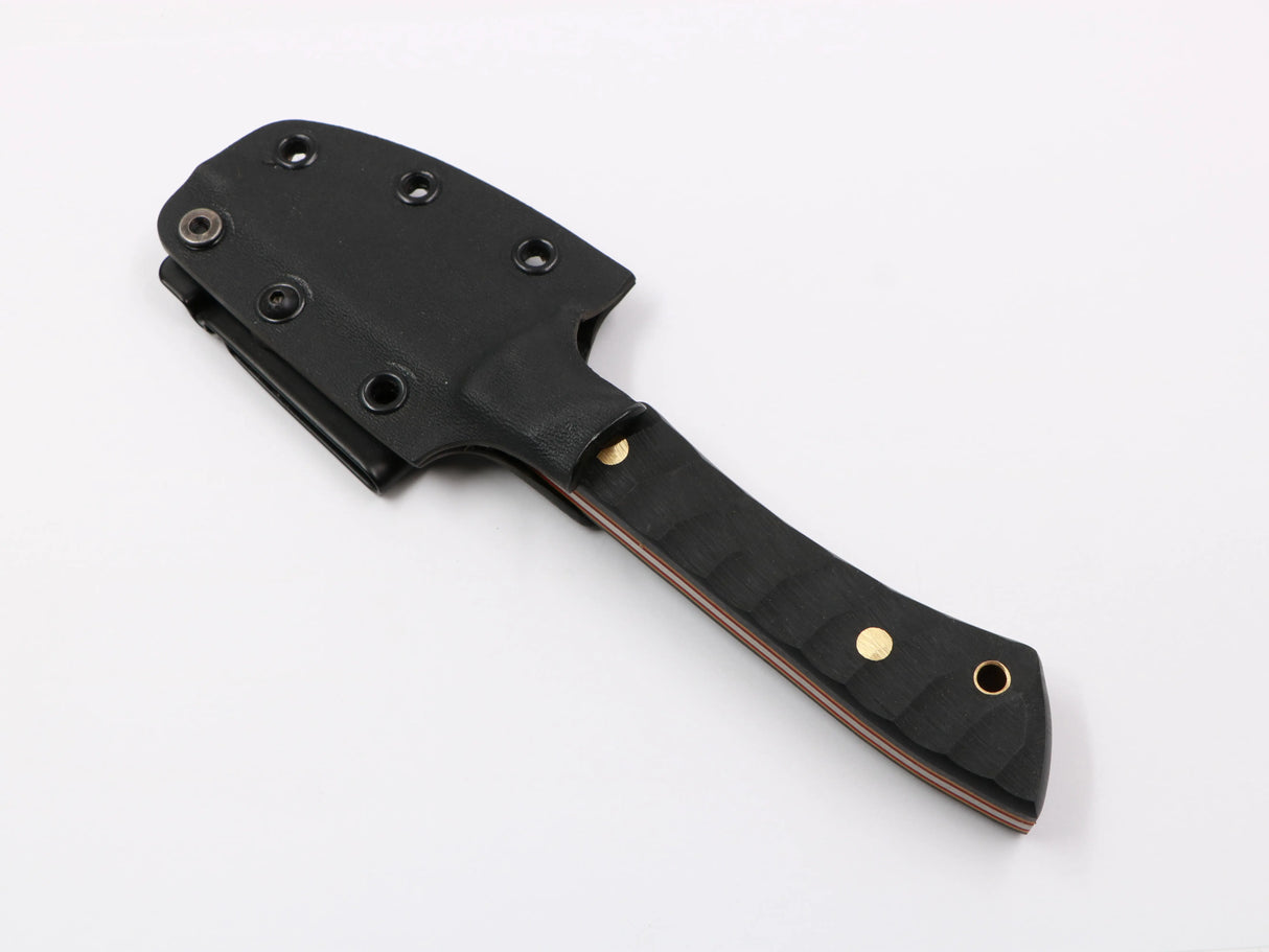 Bergspitzla-Messer von Messerfieber inklusive passgenauer Kydex-Scheide – Produktbild mit weißem Hintergrund