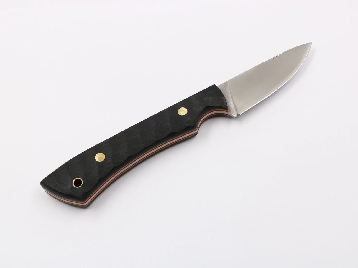 Detailansicht der Klinge aus N690-Stahl – Messerfieber Bergspitzla auf weißem Hintergrund