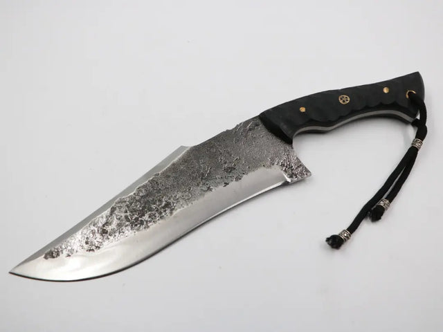 Komplettansicht des Messerfieber Kambur Schneidwerkzeugs mit T10-Griff und 50CrV4 Klinge auf weißem Hintergrund.