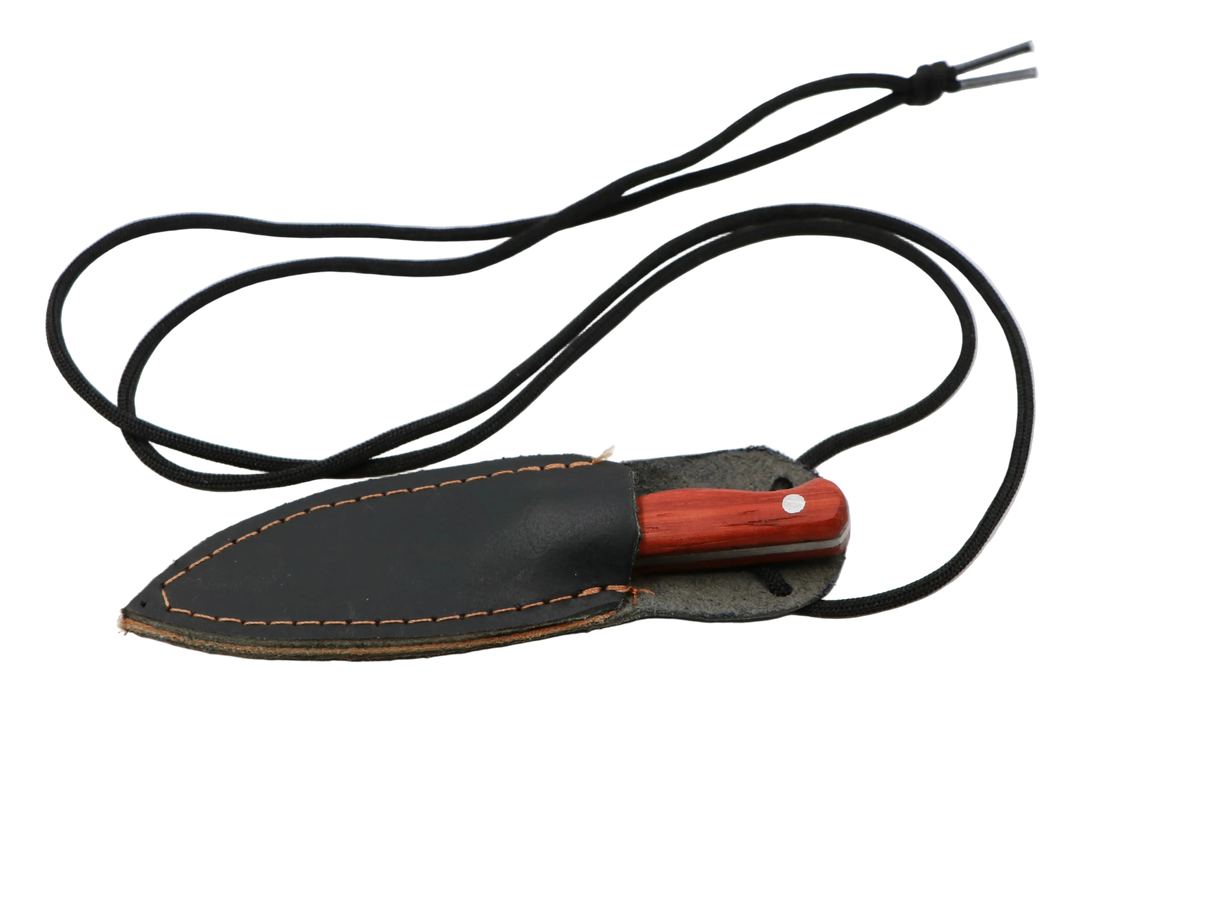 Messerfieber Neckwood – Lederscheide mit Halsband, Detailansicht mit Lederscheide inPadouk