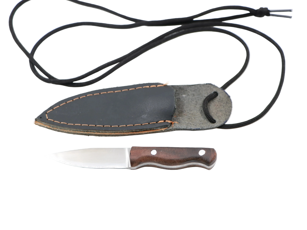 Messerfieber Neckwood – Lederscheide mit Halsband, Detailansicht mit Lederscheide in Walnuss