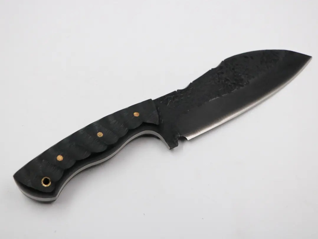 Nahaufnahme der Klinge aus 50CrV4 Stahl mit 6,6 mm Stärke, zeigt Material und Schliff des Orca Werkzeugs.