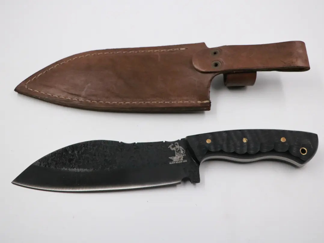 Messerfieber Orca seitlich fotografiert mit passgenauem Lederetui auf weißem Hintergrund