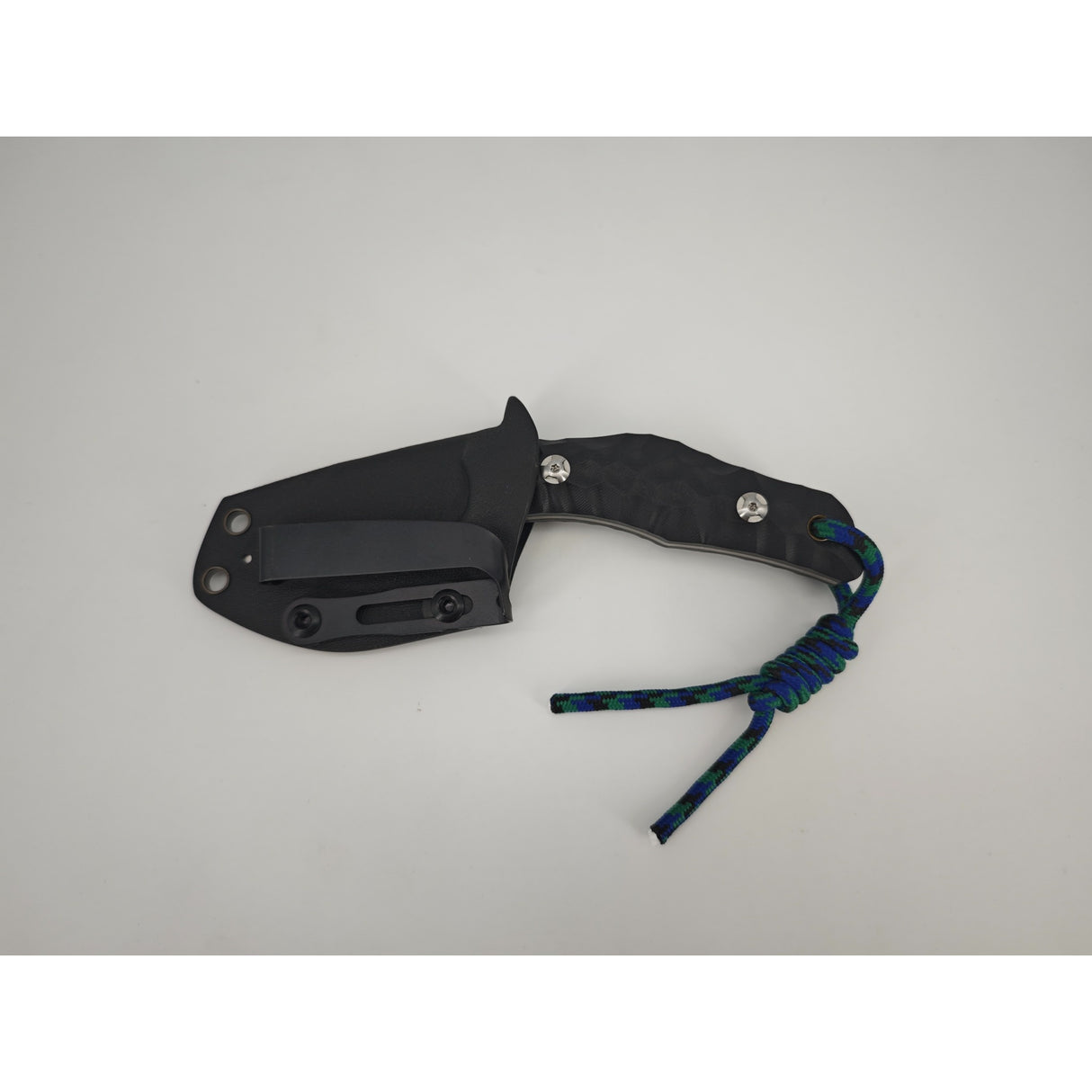 Detailansicht der schwarzen T Rex Kralle mit montierter Scheiden-Clip