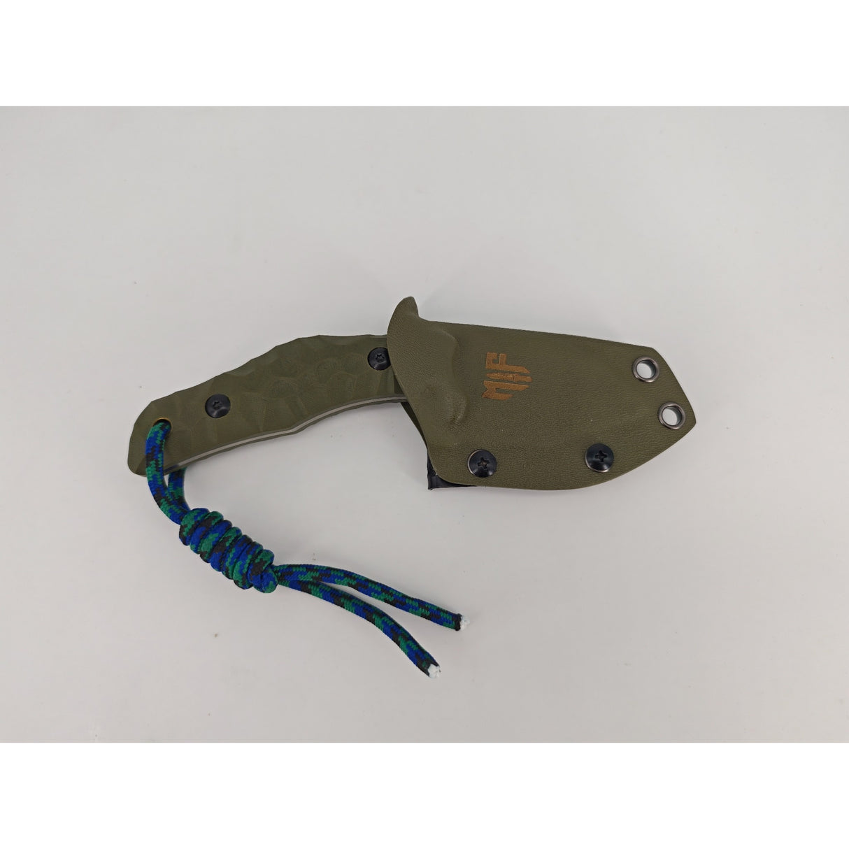 Rückseite der T Rex Kralle in Olive mit Scheiden-Clip sichtbar