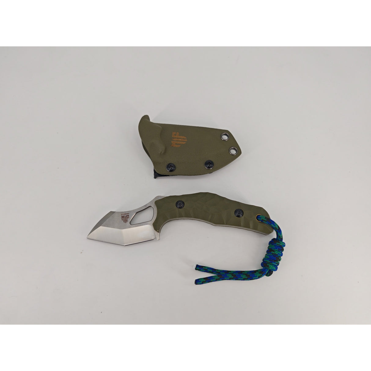 Offene Ansicht der T Rex Kralle Olive mit freiliegender Schneide und Griff