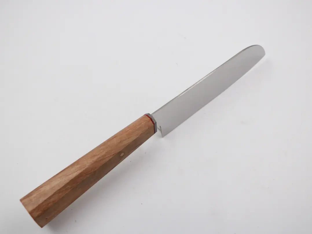 Ergonomischer Holzgriff des Santoku Messers – Nahaufnahme, weißer Hintergrund