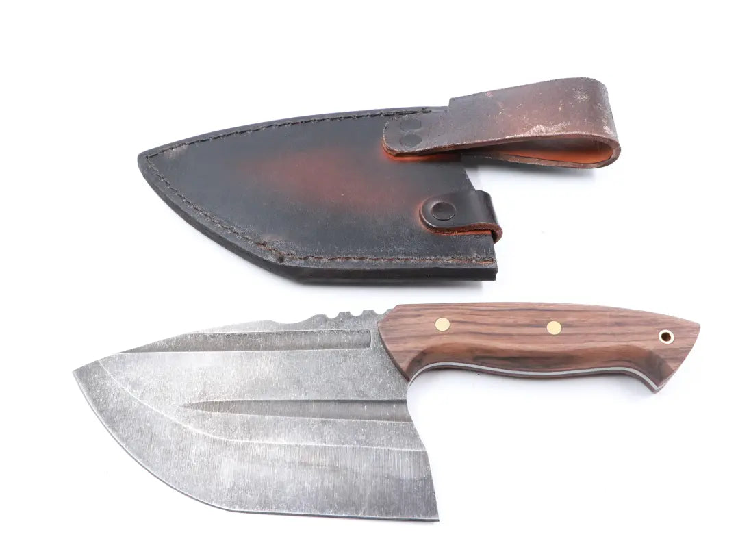 Lederholster offen – MF Megalodon sicher verstaut Walnuss