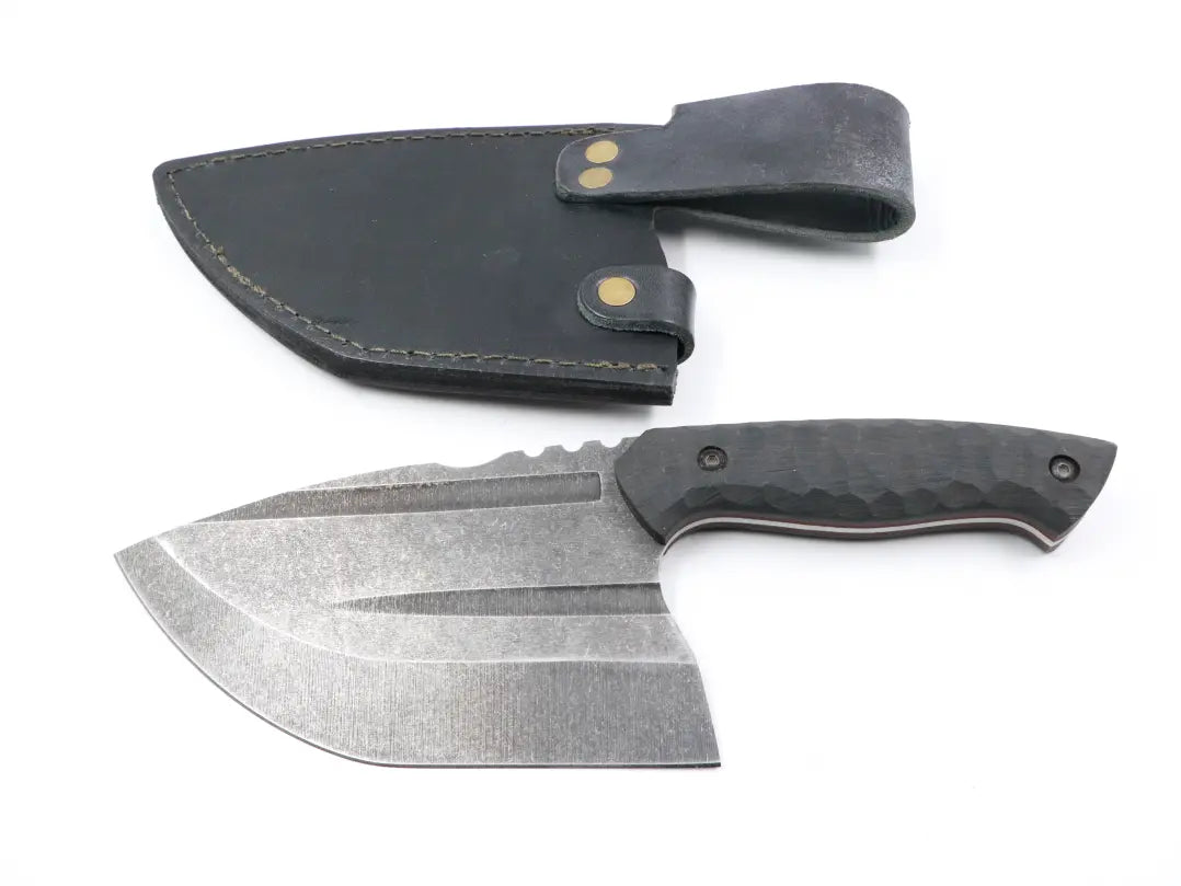 Detailaufnahme der markanten Klingenform – inspiriert vom Megalodon-Zahn