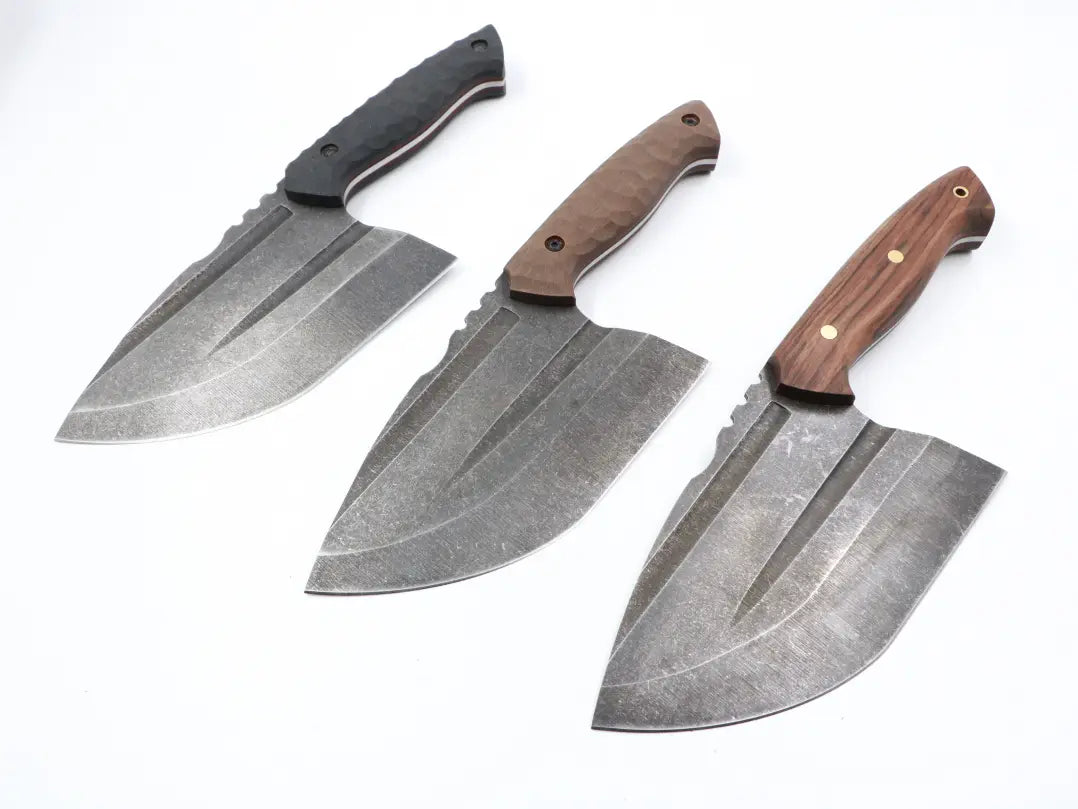 MF Megalodon Messer – Komplettansicht mit Walnussgriff auf weißem Hintergrund