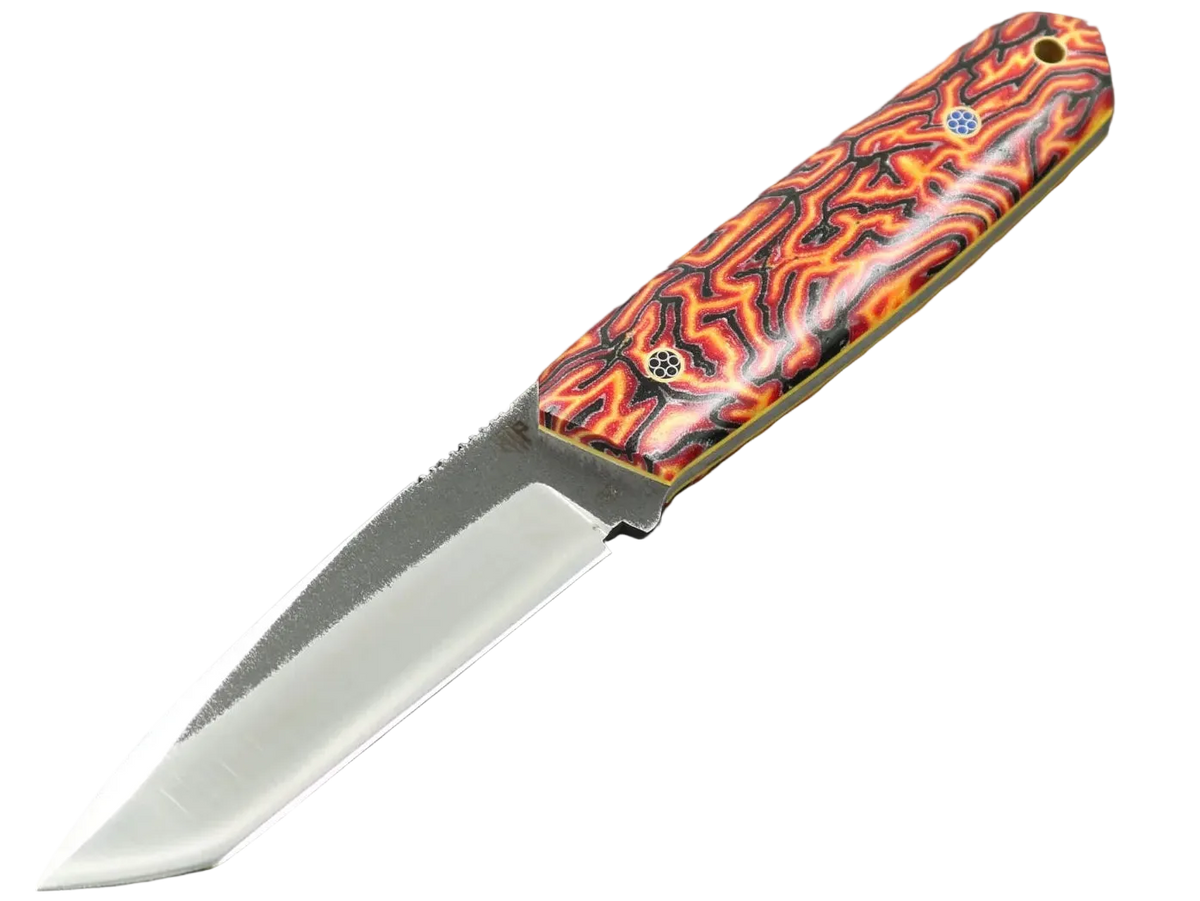 Messerfieber Rota mit D2-Klinge, rot-orange-schwarz gemustertem Micarta-Griff und gelbem G10-Liner in schräger Seitenansicht